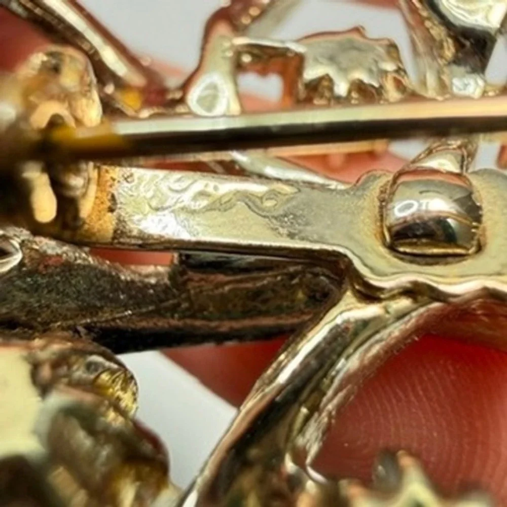 Vintage Coro Gold Tone Blue Rhinestone Brooch Leaf Ribbon Swirl‎